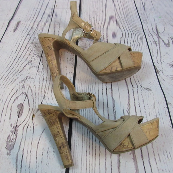 G by Guess tan fabric & cork t-strap sandals - Picture 3 of 7